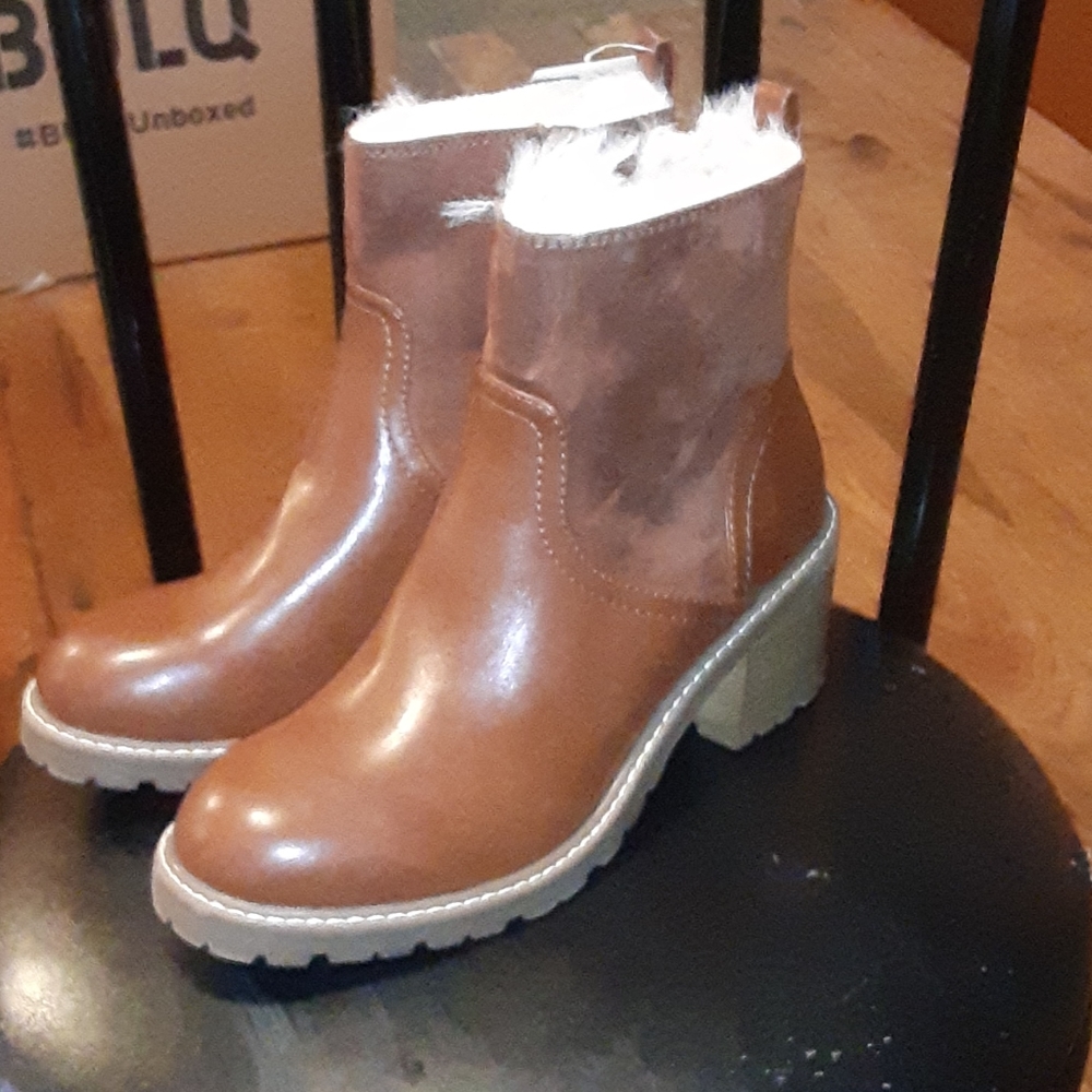 Universal threads womans boots size 8 1/2new